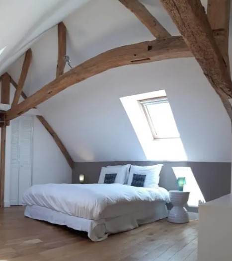 Chambre avec plafond en bois