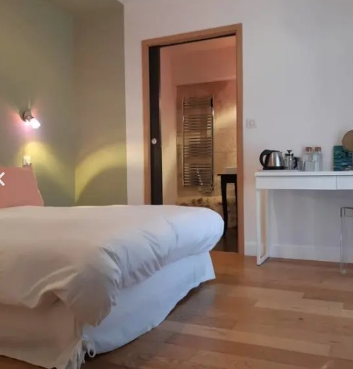 Chambre moderne avec lit blanc