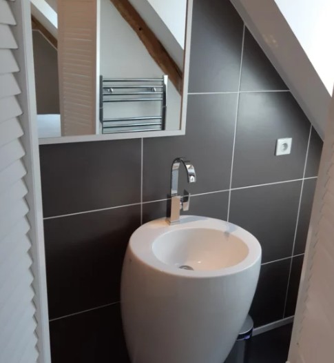 Salle de bain moderne sous toit