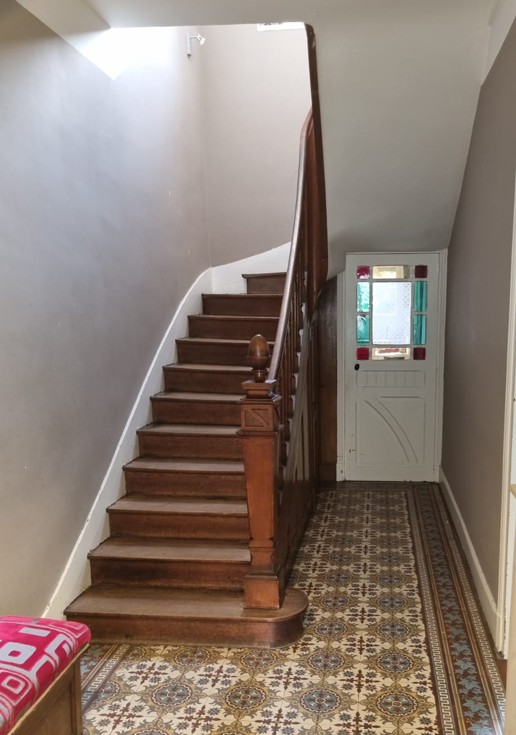 Escalier en bois, hall d'entrée