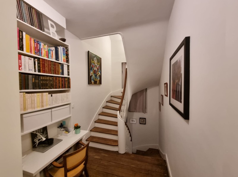 Escalier avec bibliothèque et bureau