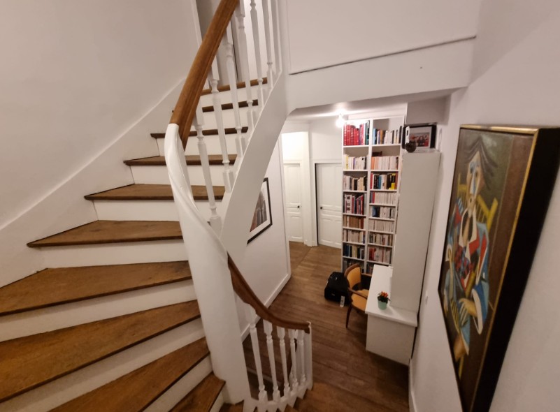 Escalier et coin bureau