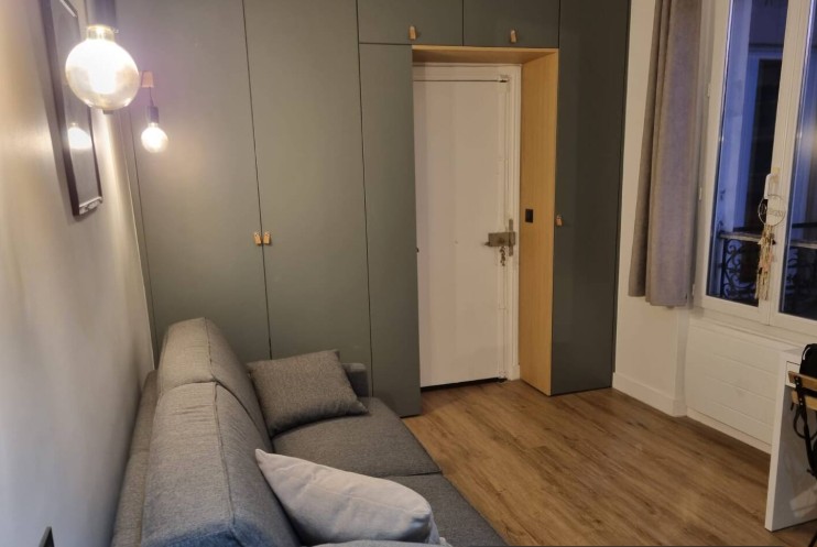 Salon moderne avec canapé gris
