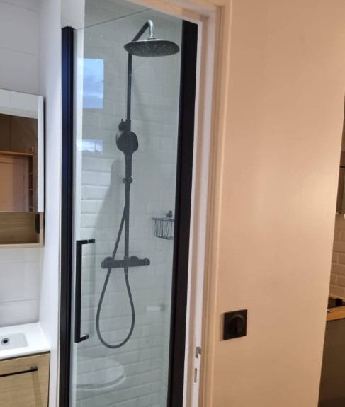 Douche moderne en verre